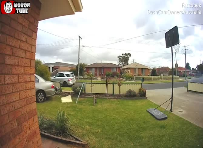 Video :The driver runs after colliding into a garden